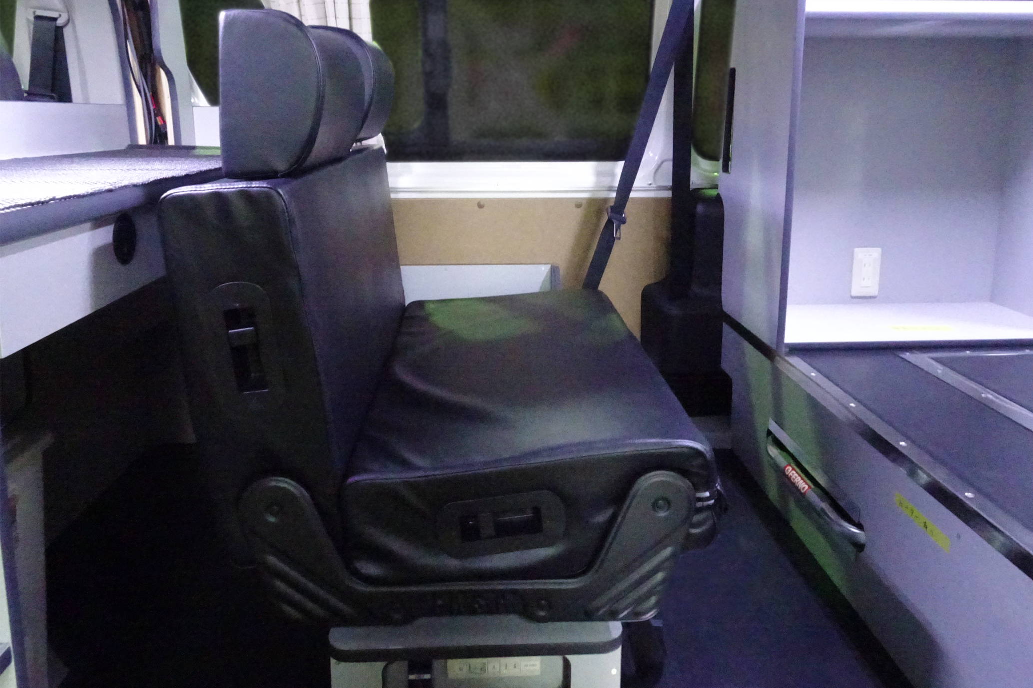 後部座席(展開式)<br>後部座席は展開式シートを採用しており、<br>用途に合わせて前向き、後ろ向き乗車が可能